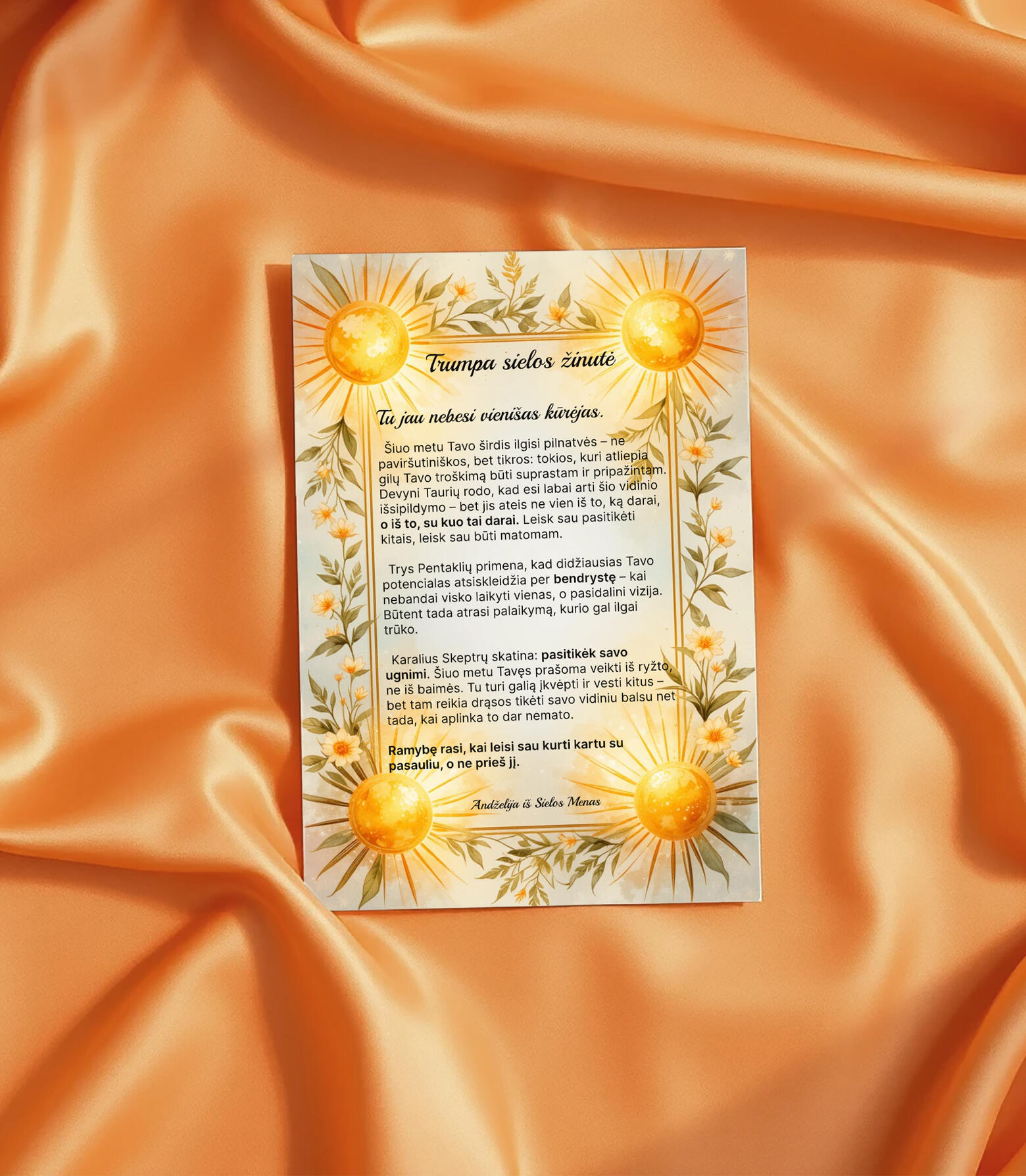 Trumpa sielos žinutė – švelnus pranešimas iš Tavo vidaus Akvarelės stiliaus sielos žinutė ant vario spalvos audinio, su šviesiais saulės simboliais ir intuityviu tekstu apie vidinę ramybę ir širdies kelią.