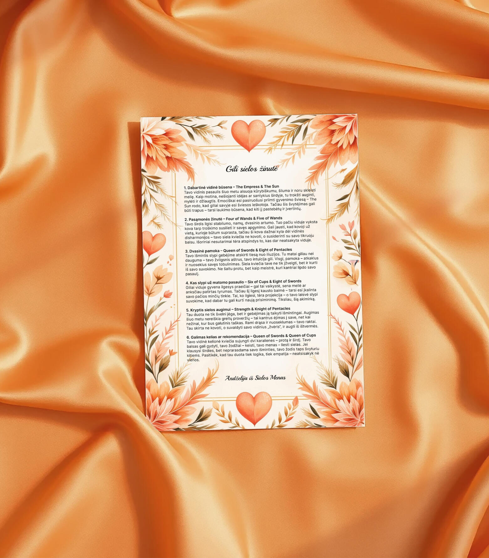 Gili sielos žinutė – vidinės įžvalgos ir širdies simboliai Akvarelės stiliaus kortelė su gilia sielos žinute, apsupta širdžių ir augalinių motyvų, padėta ant vario spalvos audinio – kvietimas į savęs pažinimą.